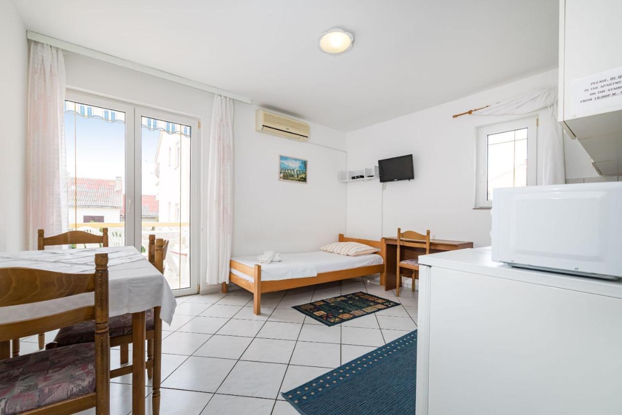 Nice Apartment Silvia Novalja Exterior photo